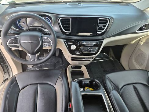 Used 2023 Chrysler Pacifica Touring-L image 9