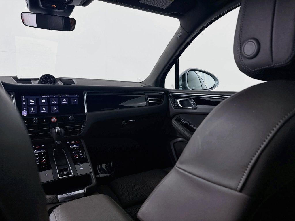 Certified 2026 Porsche Macan AWD/4WD image 24