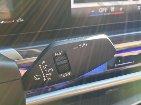 Used 2025 BMW 740i w/ Premium Package image 30