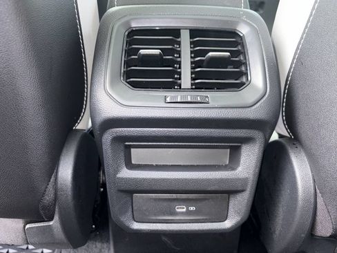 Used 2025 Volkswagen Taos SE w/ Panoramic Sunroof Package FWD image 23