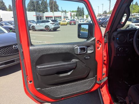 Used 2024 Jeep Wrangler Unlimited Rubicon 4xe AWD/4WD image 16