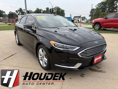 Used 2018 Ford Fusion SE w/ Fusion SE Technology Package FWD image 1