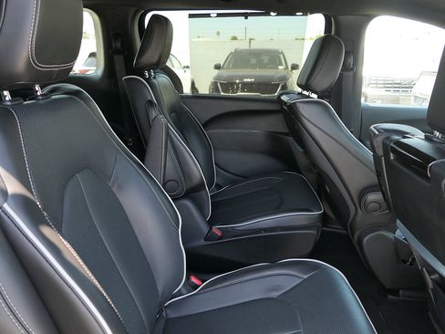 Used 2024 Chrysler Pacifica Premium FWD image 23