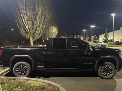 Used 2022 GMC Sierra 2500 AT4 w/ AT4 Premium Plus Package AWD/4WD image 3