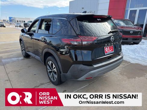Used 2021 Nissan Rogue SV image 3