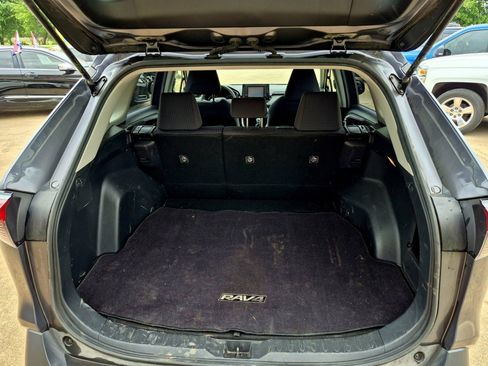 Used 2019 Toyota RAV4 LE FWD image 14