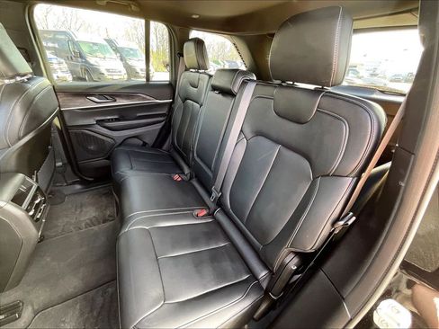 Used 2025 Jeep Grand Cherokee Limited w/ Black Appearance Package AWD/4WD image 14