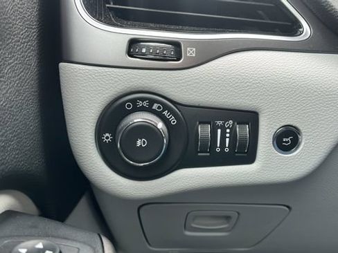 Used 2019 Jeep Cherokee Limited AWD/4WD image 11