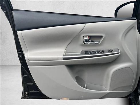 Used 2017 Toyota Prius V Five FWD image 8