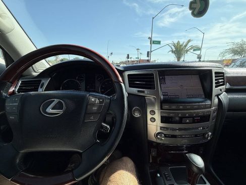Used 2013 Lexus LX 570 4WD w/ Luxury Pkg image 16