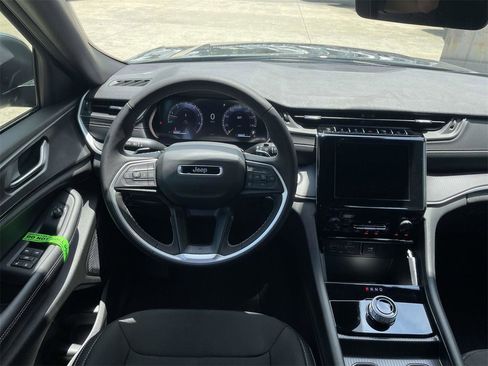 New 2025 Jeep Grand Cherokee L Laredo image 11