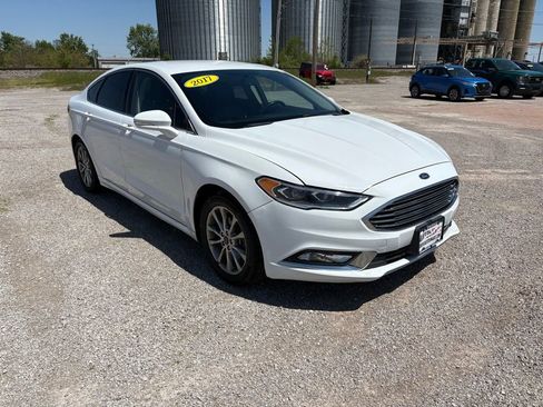 Used 2017 Ford Fusion SE w/ Fusion SE Technology Package FWD image 1