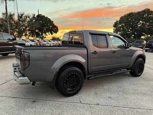 Used 2019 Nissan Frontier SV image 3