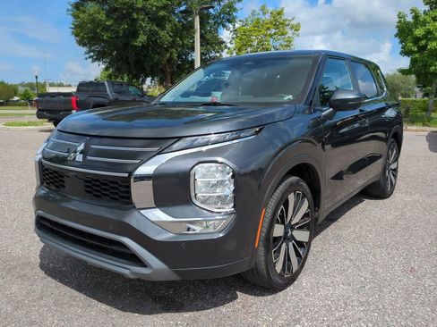 Used 2025 Mitsubishi Outlander SE FWD image 2
