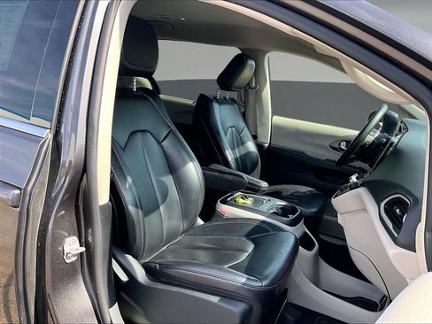 Used 2023 Chrysler Pacifica Touring-L FWD image 33
