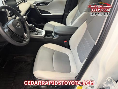 Used 2022 Toyota RAV4 XLE Premium image 8