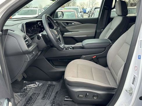 Used 2025 Chevrolet Traverse LT image 15