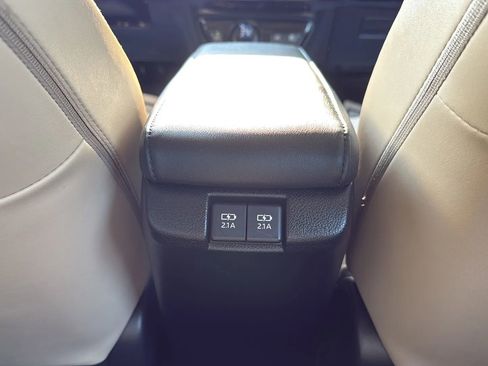 Used 2020 Toyota Prius XLE AWD/4WD image 32