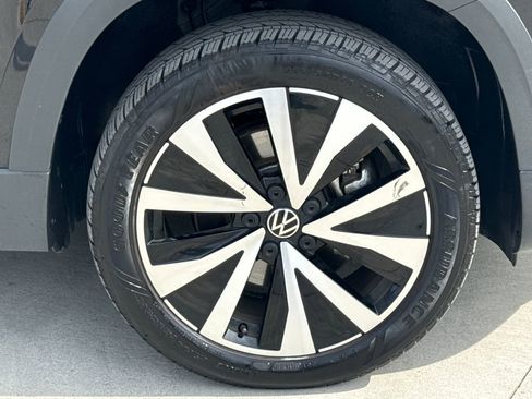 Used 2024 Volkswagen Taos SE image 11