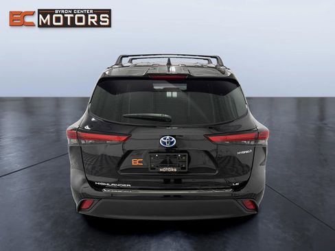 Used 2021 Toyota Highlander LE image 5