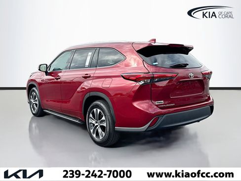 Used 2022 Toyota Highlander XLE image 3