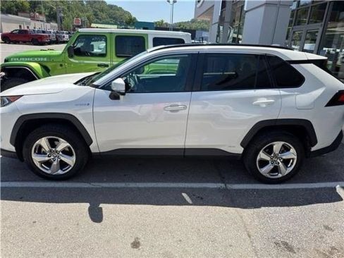 Used 2021 Toyota RAV4 XLE Premium AWD/4WD image 28
