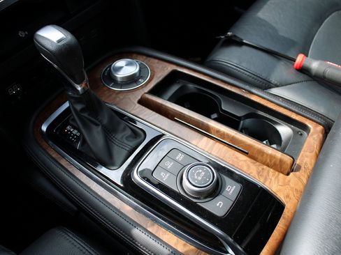 Used 2023 Nissan Armada SL w/ Captain's Chairs Package image 29