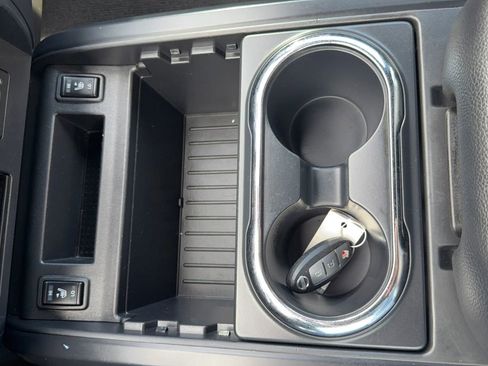 Used 2019 Nissan Titan SV w/ SV Convenience Package image 31