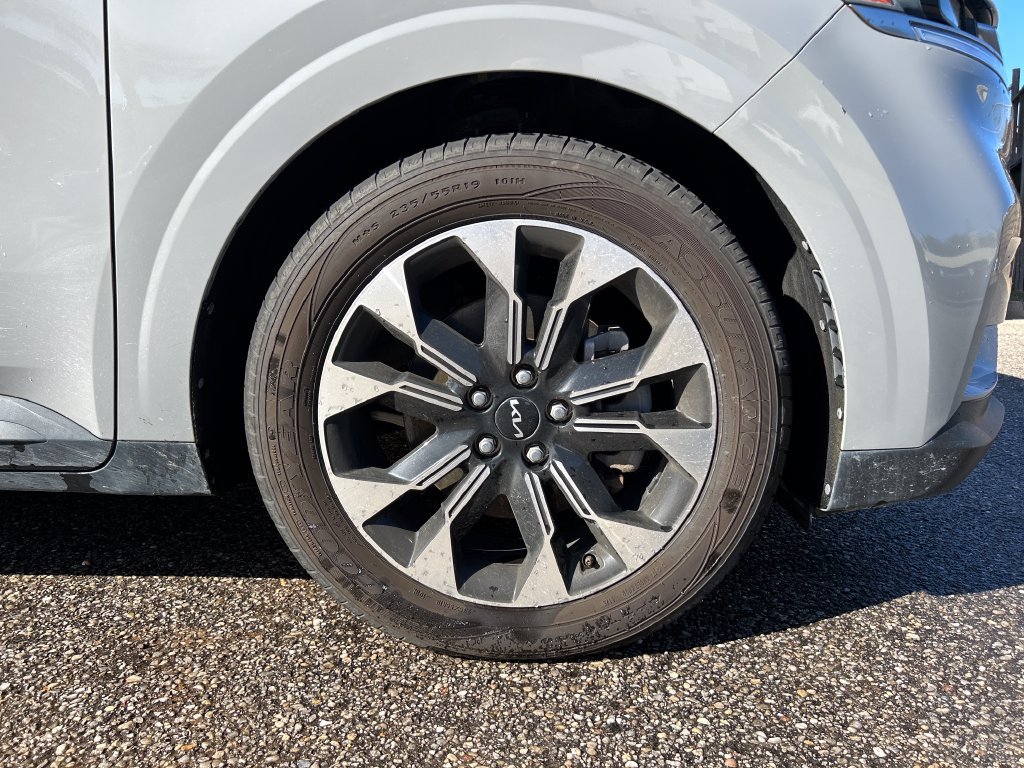 Used 2024 Kia Carnival EX FWD image 7
