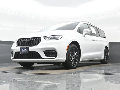 Used 2021 Chrysler Pacifica Touring-L w/ Uconnect Theater Family Group image 27