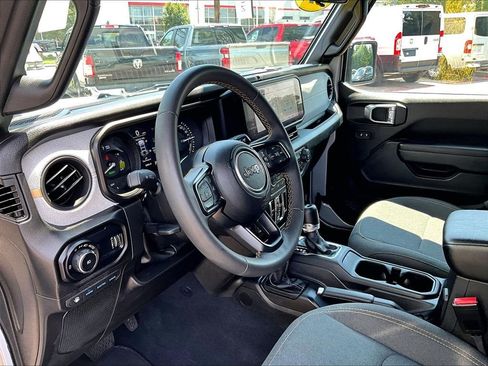 Used 2024 Jeep Wrangler Unlimited AWD/4WD image 8