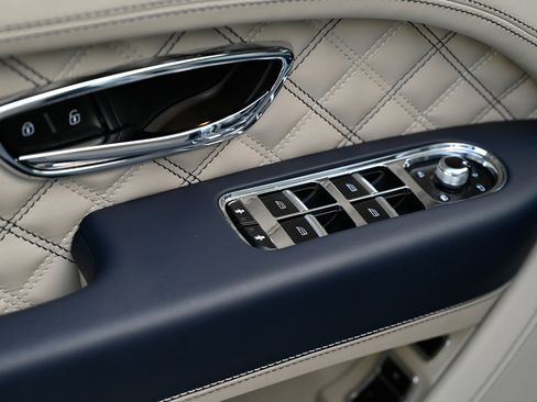 Used 2022 Bentley Bentayga image 21