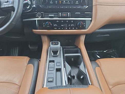 Used 2024 Nissan Pathfinder Platinum FWD image 3