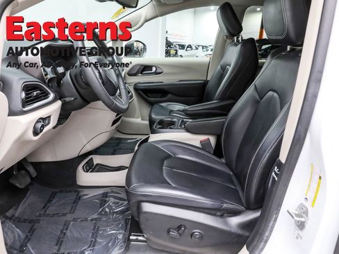 Used 2023 Chrysler Pacifica Touring-L image 14