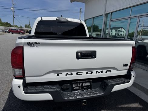 Used 2017 Toyota Tacoma TRD Sport w/ Premium & Technology Package RWD image 3