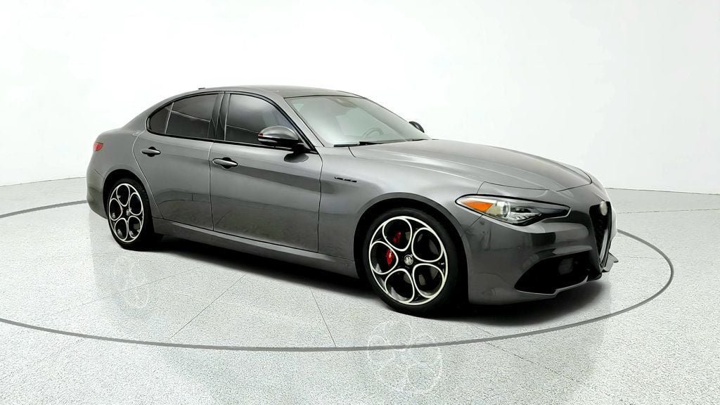 Used 2023 Alfa Romeo Giulia Veloce AWD/4WD image 3