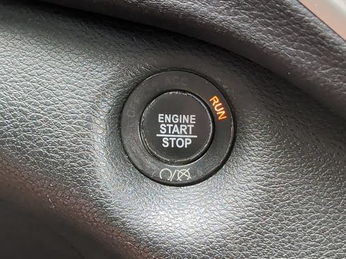 Used 2018 Jeep Cherokee Latitude Plus w/ Cold Weather Group AWD/4WD image 26