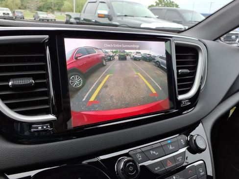 Used 2025 Chrysler Pacifica Select FWD image 16