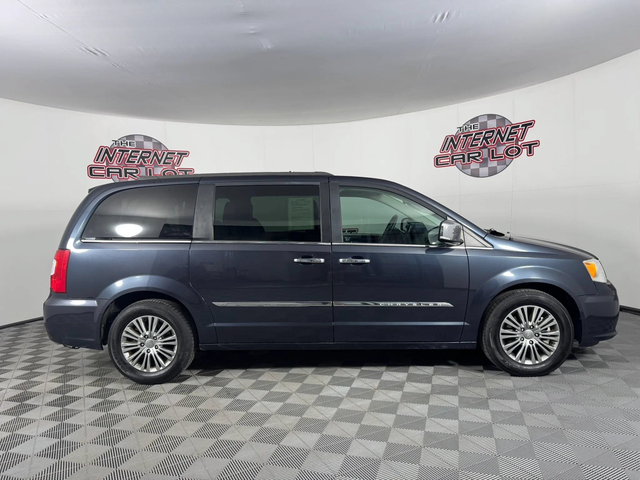 Used 2014 Chrysler Town & Country Touring-L w/ Driver Convenience Group FWD image 8