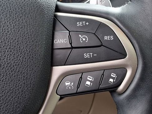 Used 2017 Jeep Grand Cherokee Limited w/ Luxury Group II AWD/4WD image 19