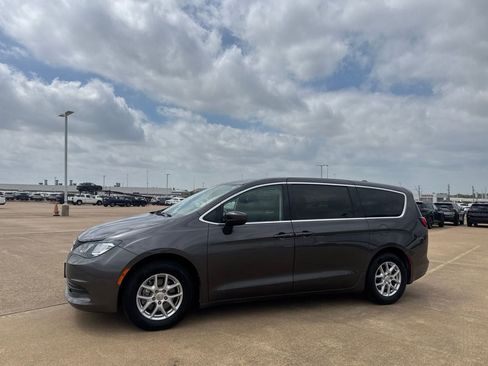 Used 2017 Chrysler Pacifica Touring FWD image 9