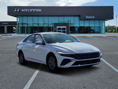 New 2026 Hyundai Elantra Hybrid FWD image 11