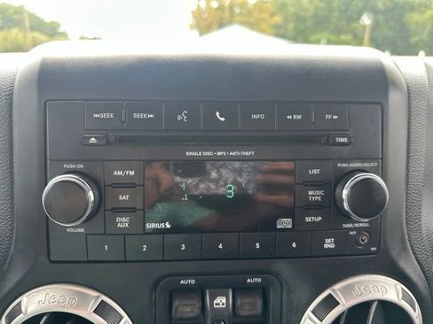 Used 2014 Jeep Wrangler Unlimited Rubicon w/ Connectivity Group AWD/4WD image 17
