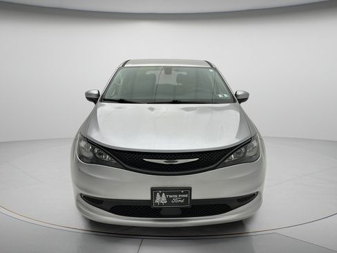 Used 2022 Chrysler Voyager LX FWD image 2