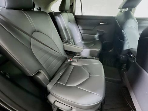 Used 2023 Toyota Highlander XLE AWD/4WD image 24
