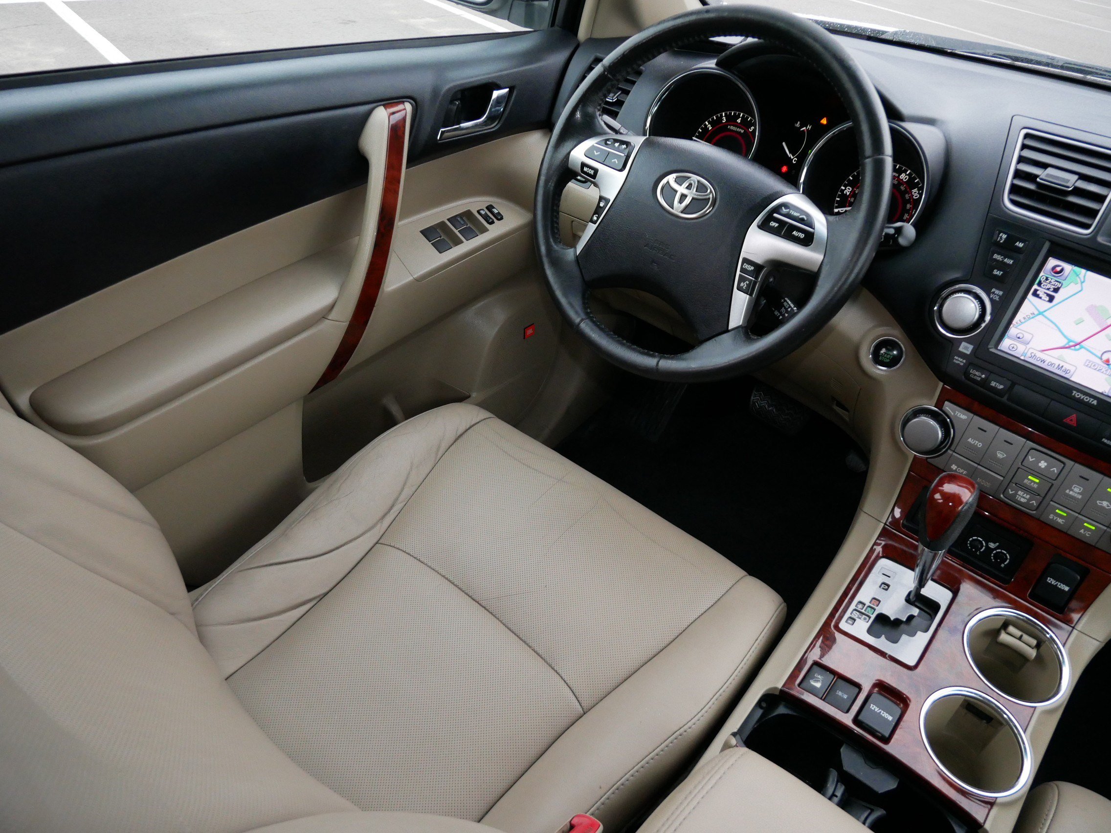 Used 2012 Toyota Highlander Limited w/ Tow Pkg AWD/4WD image 9