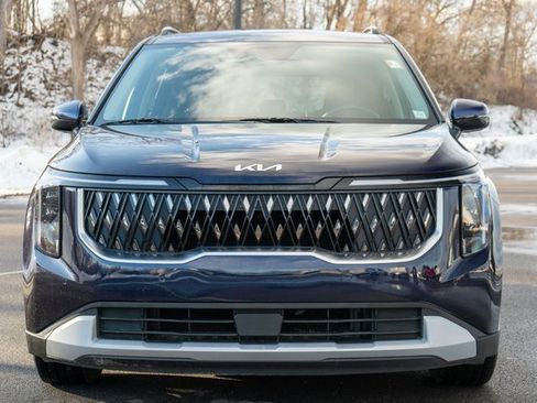 Used 2025 Kia Carnival EX image 3