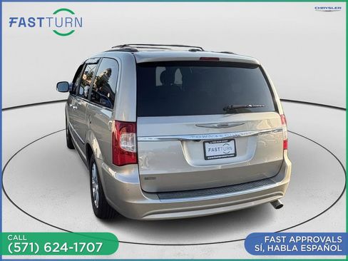 Used 2015 Chrysler Town & Country Touring image 7