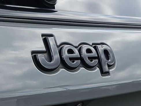 Used 2023 Jeep Compass Latitude w/ Sun and Sound Group AWD/4WD image 30