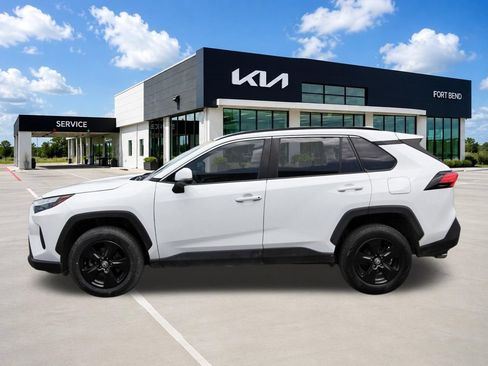 Used 2022 Toyota RAV4 XLE w/ Convenience Package FWD image 8